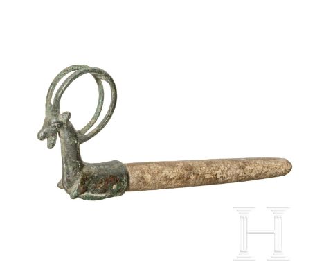 Wetzstein mit Bronzegriff in Gestalt eines Steinbocks, Luristan, ca. 1000 v. Chr.   Länglicher, im Querschnitt runder Wetzste