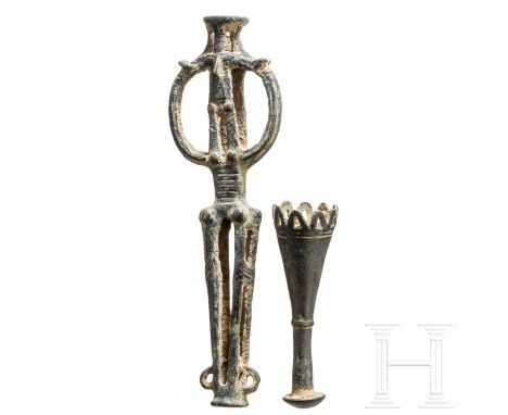 Anthropomorphe Standarte, Luristan, 8. Jhdt. v. Chr.   Längliche röhrenförmige Figur mit januskopfartigem Abschluss. Beide Ar