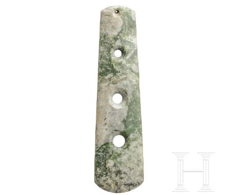 Große Jade-Ritualbeilklinge, China  Lange flache Klinge aus hellgrüner Nephrit-Jade. Mit drei zum gerundeten Nacken hin klein