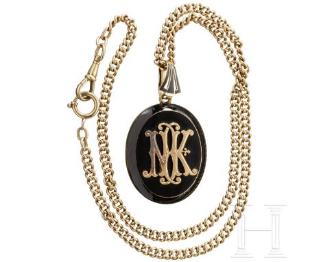 Gold-Kette mit Medaillon  14kt Gold-Medaillon, beidseitig und an Öse schwarz emailliert, Schauseite mit appliziertem Monogram