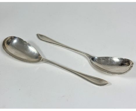 A pair of Chester silver 1927 salad servers, (22cm x 5cm) (160.6g)