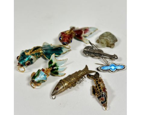 Four various yellow metal enamelled articulated fish pendants and a white metal fish style articulated pendant,(largest is L 