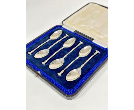 A set of six Birmingham 1931 silver seal handled coffee spoons with oval bowls, (L: 11cm) complete with original fitted case,