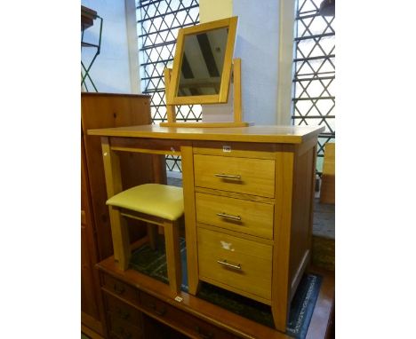 A good quality contemporary light oak kneehole single pedestal dressing table fitted with three graduated drawers together wi