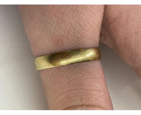 A 18CT WEDDING BAND, SIZE R, 2 GRAMS