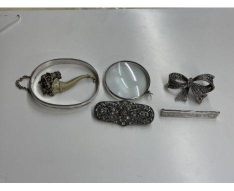 925 SILVER ENGRAVED BAR BROACH, A MARCASITE BOW BROACH AND ART DECO PAVE CLIP, AND A WHITE METAL AND ENAMEL CORNUCOPIA BROACH