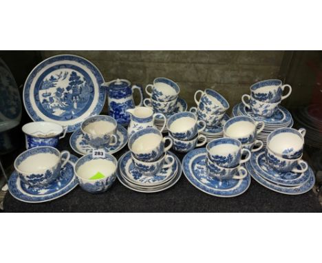 SHELF OF WEDGWOOD BLUE AND WHITE WILLOW PATTERN TEA WARES