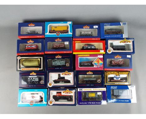 Bachmann, Hornby, Airfix, Dapol, Mainline  - A collection of 20 boxed items of OO gauge freight rolling stock. Lot includes B