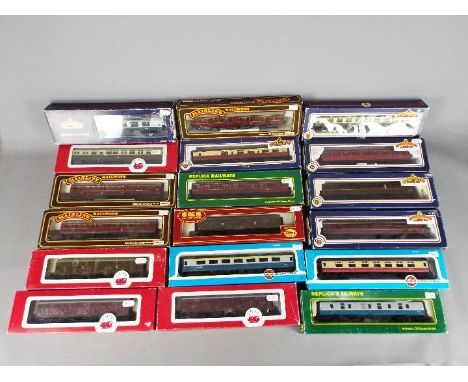 Bachmann, Airfix, Mainline - A collection of 18 OO gauge passenger coaches. Lot includes Bachmann 34-125 Collet 60 1st/3rd Ch
