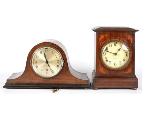 AN INLAID MAHOGANY MANTEL CLOCK AND AN OAK MANTEL CLOCK WITH CHIMING MOVEMENT, THE FIRST 30CM H, BOTH EARLY 20TH C