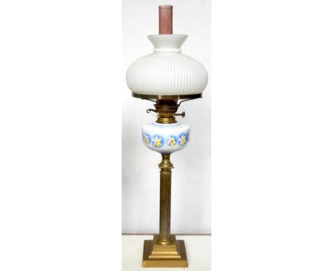 AN EDWARDIAN BRASS COLUMNAR OIL LAMP ON STEPPED SQUARE FOOT, THE WHITE GLASS FOUNT DECORATED WITH YELLOW, BLUE AND PINK FLOWE