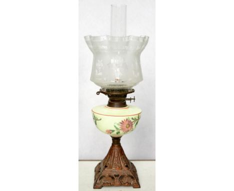 A VICTORIAN OIL LAMP ON CAST IRON BASE WITH PAINTED GLASS FOUNT AND ETCHED SHADE, 48CM H