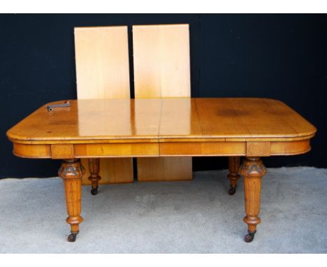 Victorian oak extending dining table, the moulded rectangular top over beaded frieze, fluted tapering baluster turned legs te