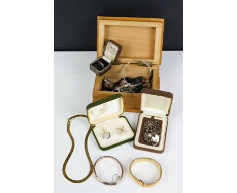 A small collection of mixed jewellery to include a 9ct gold ladies bangle bracelet and a small group of silver. 