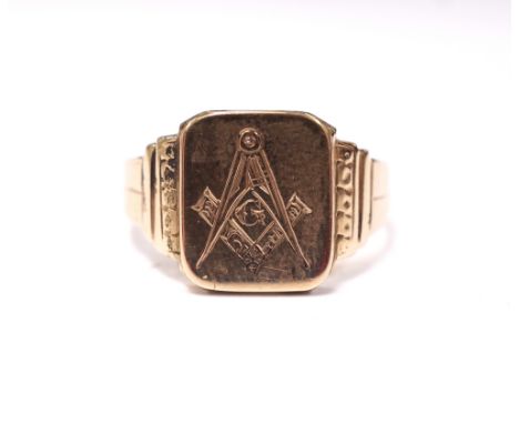 GENTLEMAN'S NINE CARAT GOLD MASONIC SIGNET RINGengraved with the compass and square, on stepped shoulders, size V 