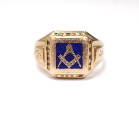 GENTLEMAN'S NINE CARAT GOLD AND ENAMEL MASONIC SIGNET RINGset with a compass and square with raised shoulders, size R