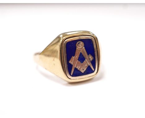 GENTLEMAN'S NINE CARAT GOLD AND ENAMEL MASONIC SIGNET RINGset with a compass and square, size V 