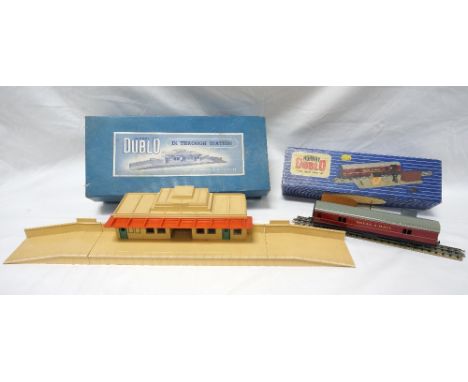 HORNBY DUBLO (MECCANO LTD.)'T.P.O. Mail Van Set' with leaflet and box, and a 'D1 Through Station' with box (2)