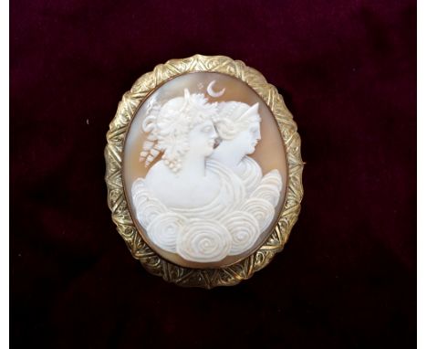 LARGE VICTORIAN SHELL CAMEO BROOCHdepicting a pair of Classical portrait busts, set in pinchbeck mount, 6.8cm high