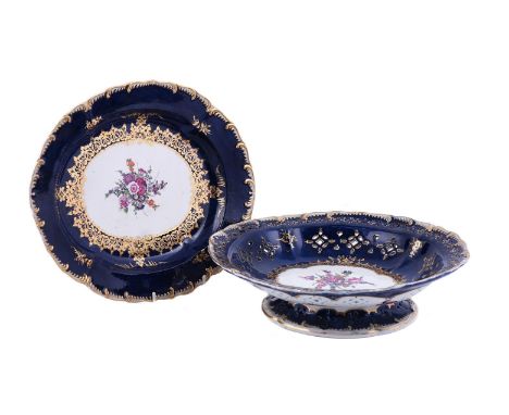 A WORCESTER GROS BLEU GROUND PIERCED OVAL DISH OR SALAD BOWL AND A STANDCIRCA 1775Painted with a central bouquet of flowers w