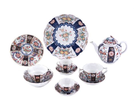 A SELECTION OF WORCESTER KAKIEMON STYLE PORCELAIN, MOSTLY VARIATIONS OF 'QUEEN'S' PATTERNCIRCA 1770Including: a fluted teapot