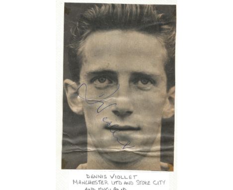 Dennis Viollet signed 6x4 b/w newspaper photo. (20 September 1933 - 6 March 1999) was an English footballer who played for Ma