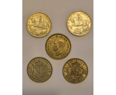 A collection of Silver (.500) Crowns to include 2x 1935 'Rocking Horse' examples along with 3x 1937 Coronation examples,
