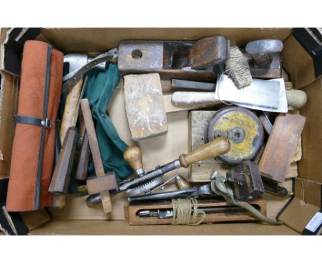 A mixed collection of vintage wood working tools to include: Taylors Chisels, leather tape measure, earlier chisels, planes e