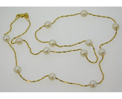 An 14ct gold necklace set with cultured pearl, 17in long, 4.9g