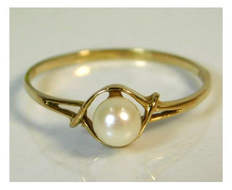 A 9ct gold ring set with pearl, 0.9g, size O