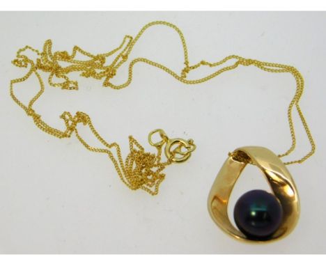 A 14ct gold 18in long chain with 14ct gold mounted Tahitian style pearl pendant, 2.6g