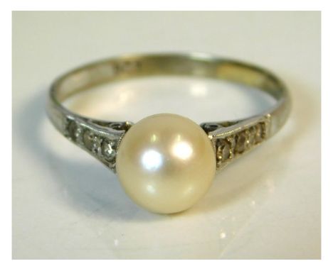 A 9ct white gold ring set with pearl &amp; diamond, 2g, size P