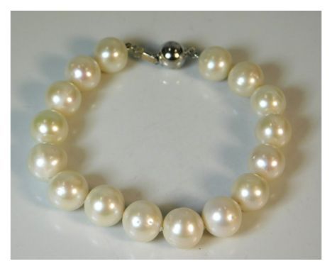 A cultured pearl bracelet with silver clasp, 32g