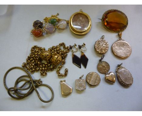 Vintage jewellery: to include pendants, brooches and charms       11