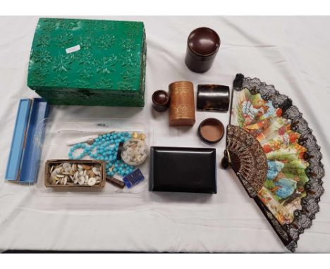 GREEN METAL CHEST CONTAINING EMPTY TRINKET BOXES, TUB WITH A FAN &amp; VINTAGE BUTTONS &amp; BLUE PLASTIC NECKLACE