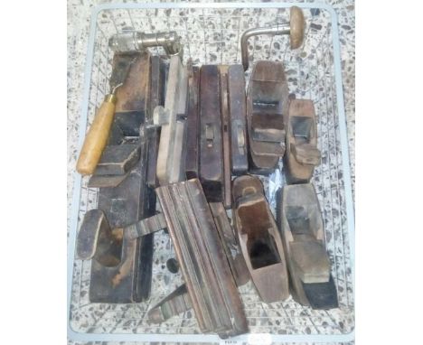 QTY OF VINTAGE WOODEN MOULDING &amp; BLOCK PLANES, CHISEL &amp; WOOD BRACE