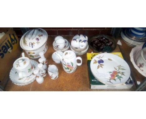 SHELF WITH ROYAL WORCESTER EVESHAM POTTERY, COPPER TRAY WITH GLASSES