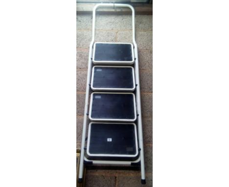 WHITE METAL RUBBER STEP KITCHEN STEPS