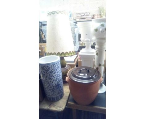 2 JARDINIÈRE STANDS, LARGE CERAMIC TABLE LAMP, BLUE &amp; WHITE WALKING STICK  HOLDER &amp; BROWN URBAN WARE POT WITH LID