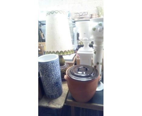 2 JARDINIÈRE STANDS, LARGE CERAMIC TABLE LAMP, BLUE &amp; WHITE WALKING STICK  HOLDER &amp; BROWN URBAN WARE POT WITH LID