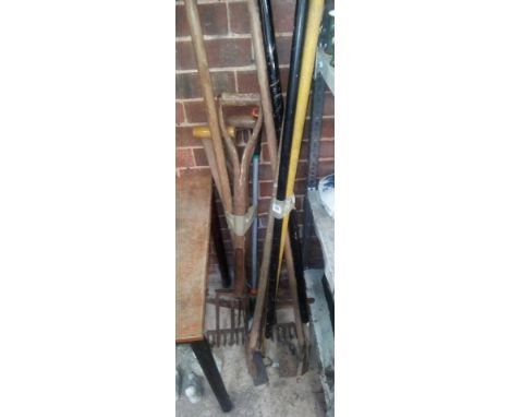 QTY OF LONG HANDLED GARDEN TOOLS, FORKS, RAKES, PICK AXES