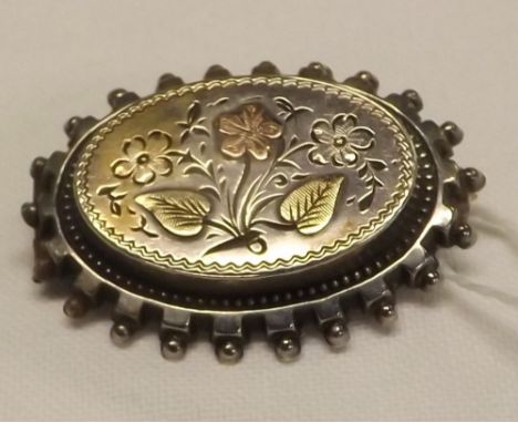 VINTAGE OVAL BROOCH WITH GOLD OVERLY DECORATION