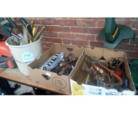 2 CARTONS &amp; 1 PLASTIC BUCKET OF GARDEN &amp; OTHER VARIOUS HAND TOOLS INCL: OIL CANS, BOW SAWS, FILES, CHISELS &amp; HAMM