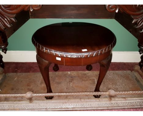 A SMALL CHIPPENDALE STYLE MAHOGANY OCCASIONAL TABLE, with circular gadroon moulded top, raised on cabriole legs, with ball n 