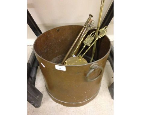 A heavy copper coal scuttle with a coppper hunting/post horn and other brass items.