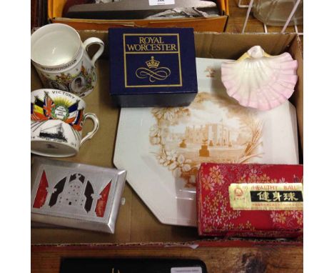 Box of odds to include a 1911 Coronation china mug, 1914-1919 Victory commemorative mug featuring HMS Iron Duke & Royal Worce