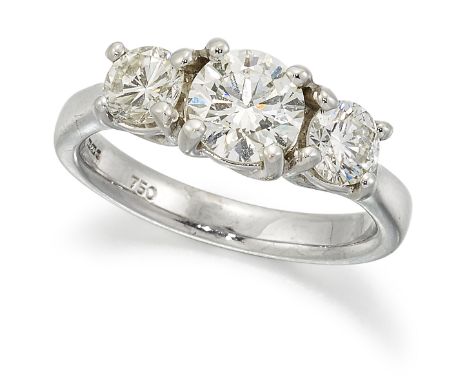 AN 18 CARAT WHITE GOLD DIAMOND RING, three graduated round brilliant-cut diamonds in claw settings, to knife-edge shoulders, 