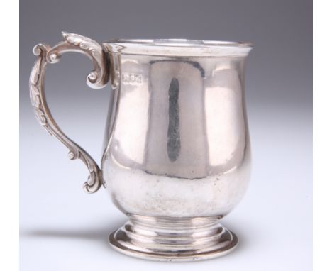 A GEORGE V SILVER MUG,&nbsp;by Hunt &amp; Roskell Ltd, London 1916, plain baluster form, raised on a stepped circular foot, t