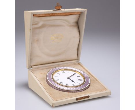AN ENAMEL STRUT CLOCK, CIRCA 1920, the circular white enamel dial with Roman numerals, the case with white and black banded l