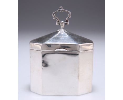 AN EDWARDIAN SILVER MINIATURE CADDY,&nbsp;by Edward Barnard &amp; Sons Ltd, London 1902, the plain body of shaped octagonal f